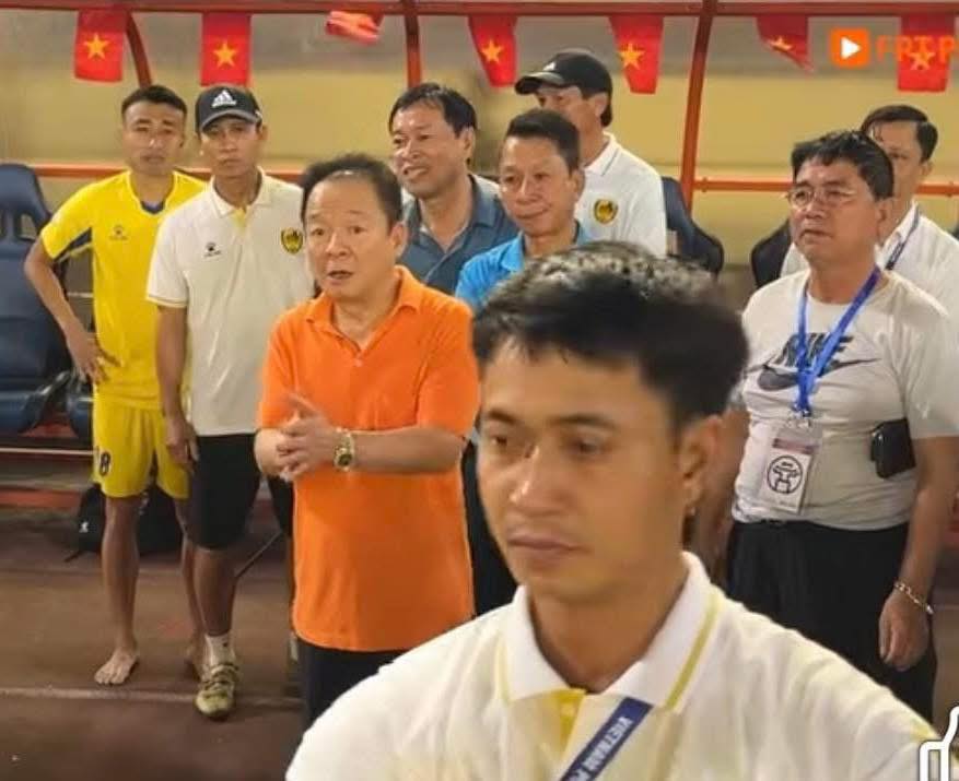 Dù thất bại 1-2 trước CLB Hà Nội ở vòng 20 V.League nhưng Quảng Nam vẫn được bầu Hiển thưởng nóng số tiền 500 triệu đồng.